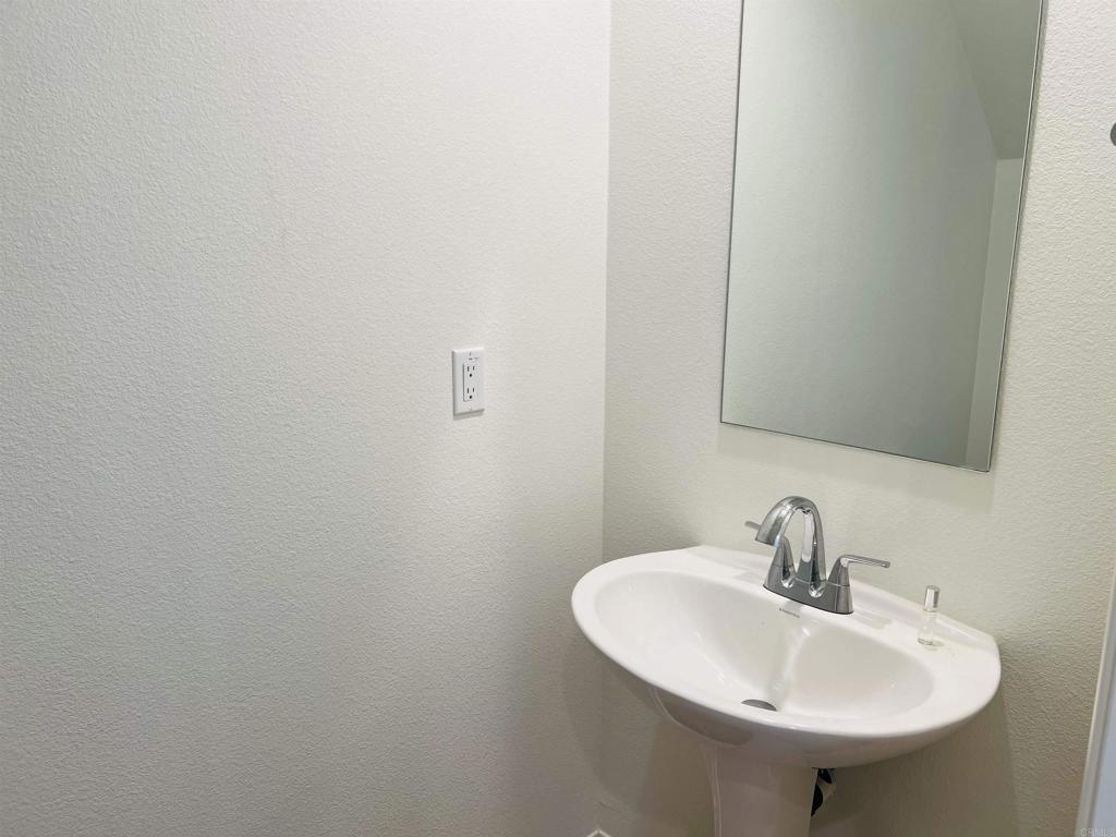 https://media.crmls.org/mediaz/f9b94e32-00e6-42e0-b64b-f5b04dca3d41.jpg?preset=X-Large