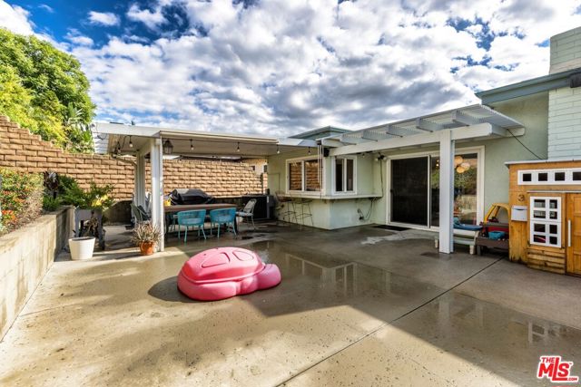 13735 Aldergrove Street, Sylmar CA: https://media.crmls.org/mediaz/f9b9c320-293f-4a42-b53b-0bcf7a353a29.jpg