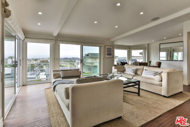 218 Montreal Street, Playa del Rey CA: https://media.crmls.org/mediaz/f9ba02ee-44b9-4a5d-8988-24ef458c1fad.jpg