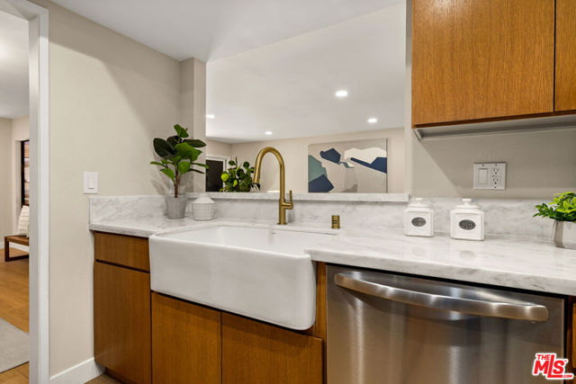 4542 Willis Avenue, Sherman Oaks CA: https://media.crmls.org/mediaz/f9bad140-4121-43b6-a088-882aaf629798.jpg