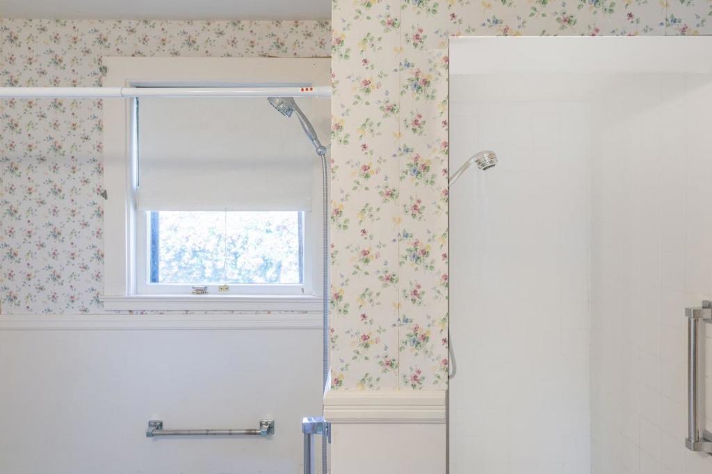 https://media.crmls.org/mediaz/f9bc0cf3-27d6-47a2-91a1-c72daba5cd96.jpg?preset=X-Large