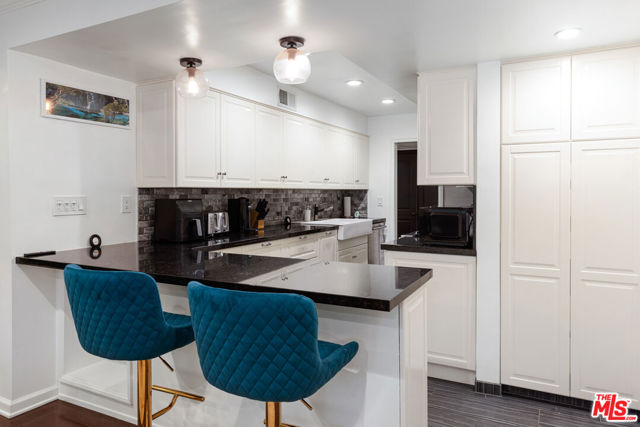 6708 Hillpark Drive, Los Angeles CA: https://media.crmls.org/mediaz/f9bc5080-b9f8-4c30-911c-cdb63313407e.jpg