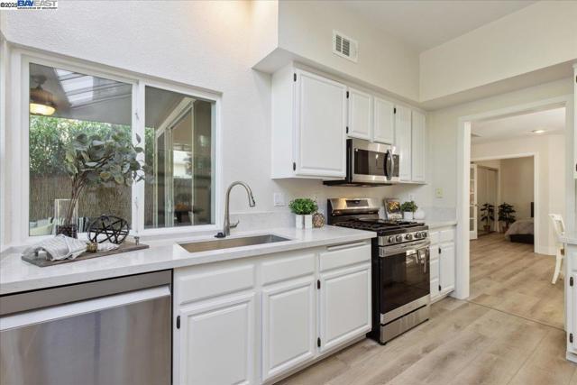 2211 Oakland Ave, Pleasanton CA: https://media.crmls.org/mediaz/f9bc84c6-80f4-4bb2-b310-1f3ee49e83bf.jpg