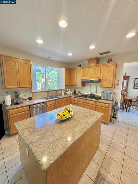 5114 Rasmussen Way, Fairfield CA: https://media.crmls.org/mediaz/f9bdd0ea-8cc7-4cc1-b06f-dbc95891c509.jpg
