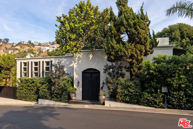 8828 Thrasher Avenue, Los Angeles CA: https://media.crmls.org/mediaz/f9bde274-e16c-48af-9df2-90c6fcc4426f.jpg