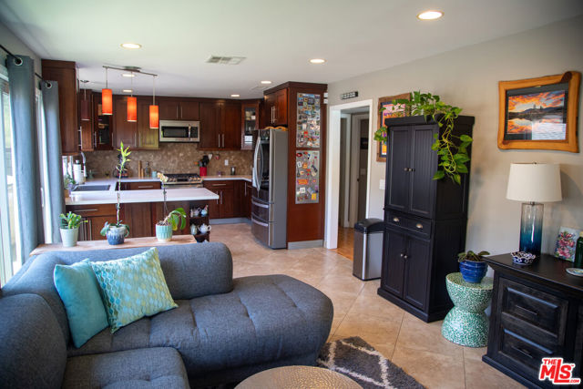 12818 Neon Way, Granada Hills CA: https://media.crmls.org/mediaz/f9c0ad29-58e9-4e5b-98a2-d156596bc4d0.jpg