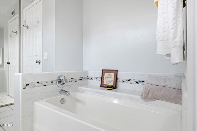 11998 Bubbling Brook Street, Moorpark CA: https://media.crmls.org/mediaz/f9c0b30b-03cc-43dc-9c47-096cd654ffce.jpg
