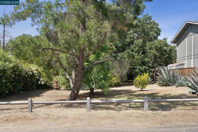 1580 3rd Ave, Walnut Creek CA: https://media.crmls.org/mediaz/f9c0e945-8b21-4175-af02-3bc3ee4e5a5c.jpg