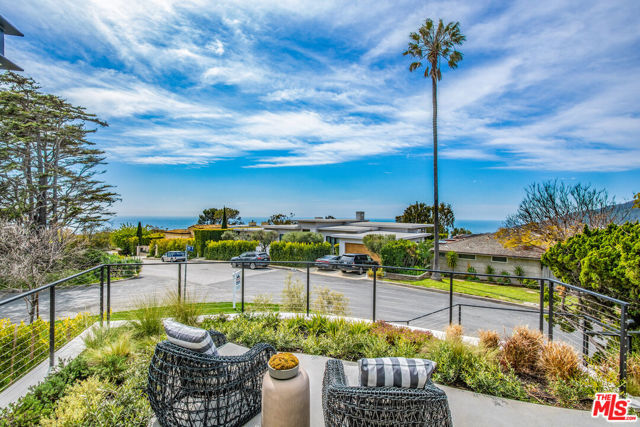 286 Quadro Vecchio Drive, Pacific Palisades CA: https://media.crmls.org/mediaz/f9c1785b-9ee0-4607-97a7-8648a7ca524e.jpg