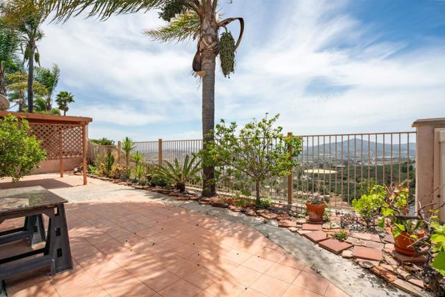 2133 View Crest Glen, Escondido CA: https://media.crmls.org/mediaz/f9c1bfee-21b9-44f9-85a7-1249cff59385.jpg