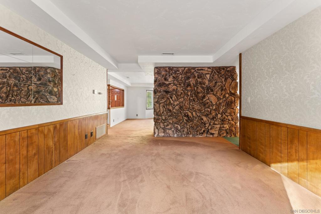 https://media.crmls.org/mediaz/f9c1d52e-cf4c-4e59-8bd9-6deab21605a2.jpg?preset=X-Large