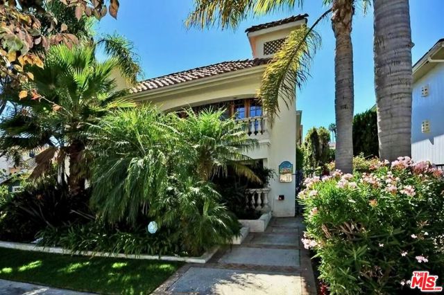 828 5th Street, Santa Monica CA: https://media.crmls.org/mediaz/f9c20d78-e8ff-4fe7-b791-22e00c4365c5.jpg