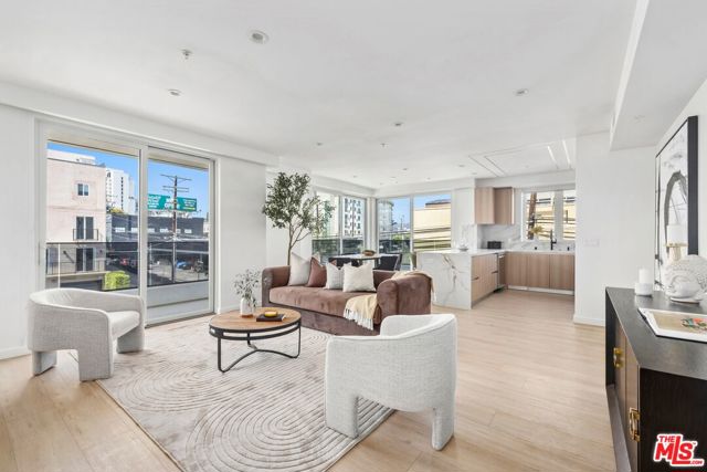 1414 1/2 S Beverly Dr, Los Angeles CA: https://media.crmls.org/mediaz/f9c2791e-7d14-4dda-b2fa-da863d99b4df.jpg