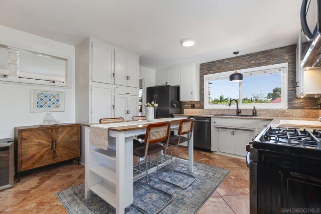 3581 Mount Abbey Ave, San Diego CA: https://media.crmls.org/mediaz/f9c3bc93-cf99-4231-b8e2-02581930a43c.jpg