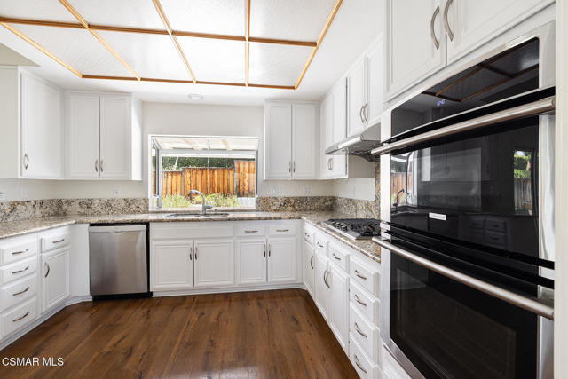 525 Myrtle Court, Oak Park CA: https://media.crmls.org/mediaz/f9c3cdf2-39c9-4e05-9651-6e6b031ecb93.jpg