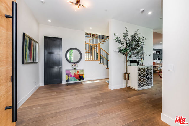 11258 Laurie Drive, Studio City CA: https://media.crmls.org/mediaz/f9c4f52d-33ed-4b44-97bd-2e6e43cc2649.jpg
