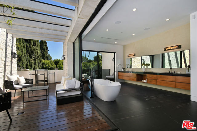 4544 Woodley Avenue, Encino CA: https://media.crmls.org/mediaz/f9c75899-83bd-4162-9ba9-4b0ff3640133.jpg