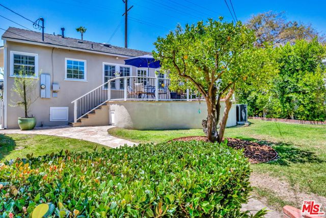 10257 Camarillo Street photo 28