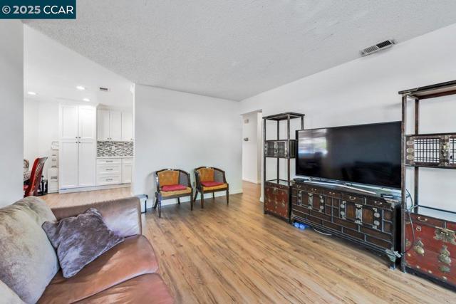 5050 Valley Crest Dr, Concord CA: https://media.crmls.org/mediaz/f9c82810-68d6-40f4-ba00-d0fec2e35306.jpg