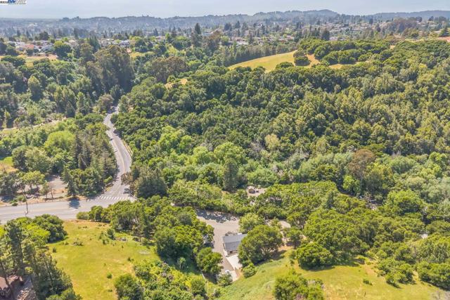18698 Cull Canyon Rd, Castro Valley CA: https://media.crmls.org/mediaz/f9c8bf7c-44d1-45b6-8fd6-ef71c6f330f7.jpg