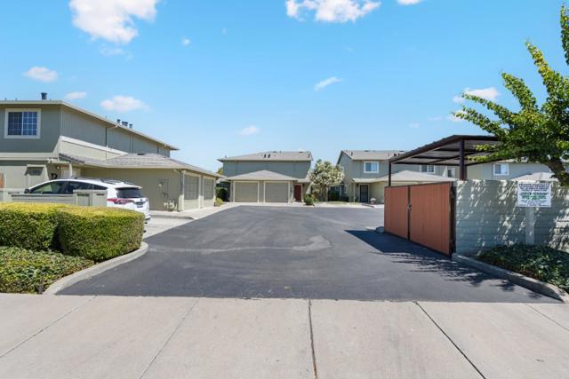 1411 Squire Court, Hollister CA: https://media.crmls.org/mediaz/f9c8fbf3-f54d-48fe-96d5-96c19de86576.jpg