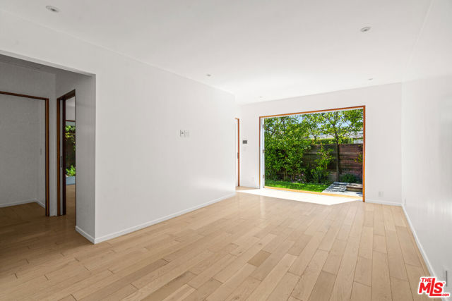 2425 Cloy Avenue, Venice CA: https://media.crmls.org/mediaz/f9c96dd4-6e77-4944-9f67-c7a3c391b779.jpg