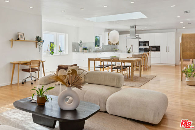 1491 Oak Grove Drive, Los Angeles CA: https://media.crmls.org/mediaz/f9c9c14d-e93a-4bfb-9aed-729b36111969.jpg