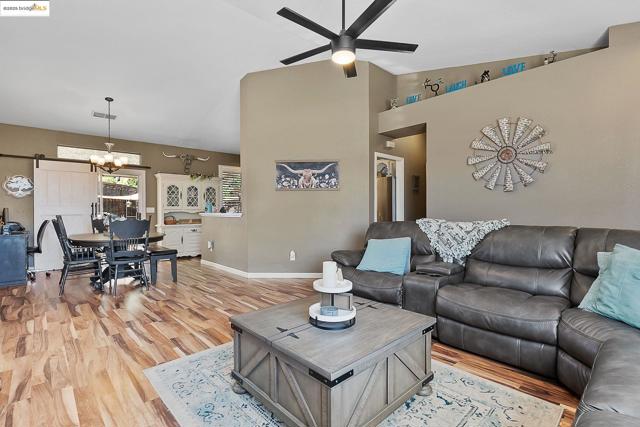 1126 Deerpark Rd, Oakley CA: https://media.crmls.org/mediaz/f9ca8c86-eff2-4834-b54d-0a45d4e590e7.jpg