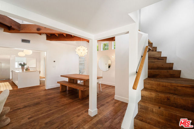 729 Superba Avenue, Venice CA: https://media.crmls.org/mediaz/f9cb454d-26cc-46d3-93bb-c6547b6b3948.jpg