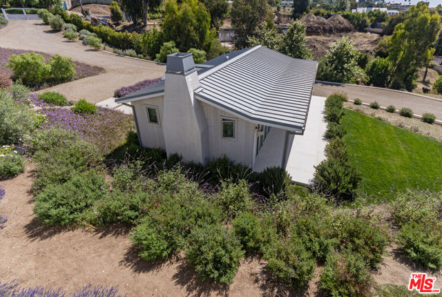 29958 Harvester Road, Malibu CA: https://media.crmls.org/mediaz/f9cbc75a-5edb-4c16-9192-1004d5468097.jpg