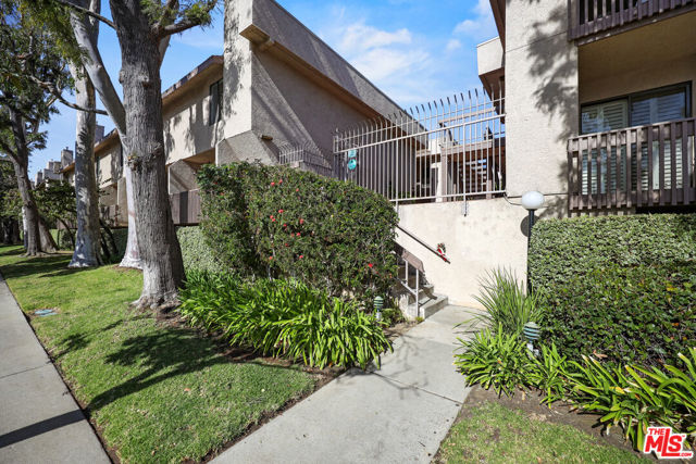 15207 Magnolia Boulevard, 116 photo 26