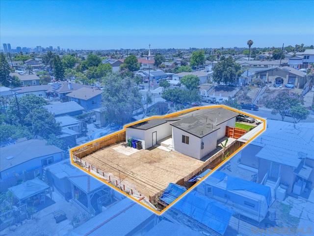 3867 Teak St, San Diego CA: https://media.crmls.org/mediaz/f9cc670c-0fc8-45a8-9ada-5f561cb22082.jpg