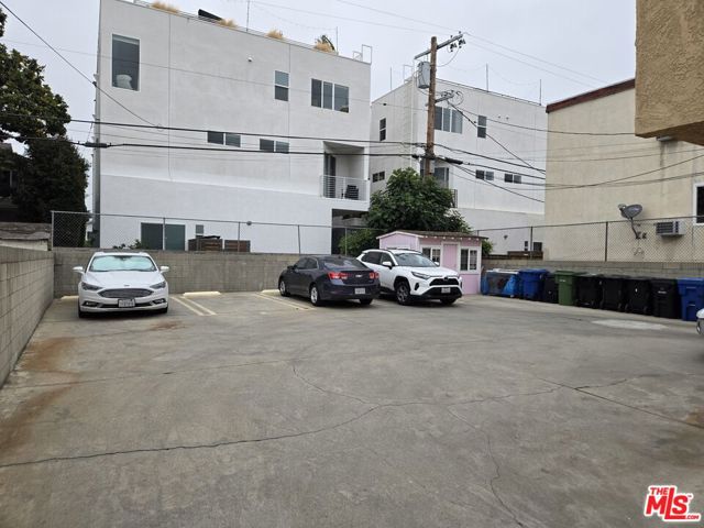 1233 Tamarind Avenue, Los Angeles CA: https://media.crmls.org/mediaz/f9ce9ef8-ad83-4f06-b4dd-af3d910ba20c.jpg