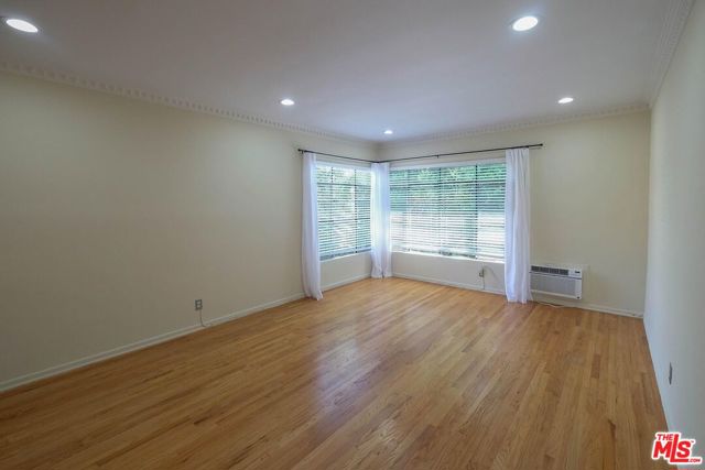 854 1/2 S Plymouth Boulevard, Los Angeles CA: https://media.crmls.org/mediaz/f9cf1080-31ce-4115-a13e-a210326cb504.jpg