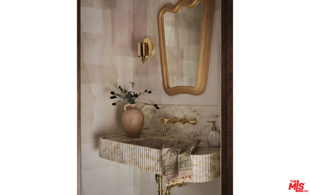 624 N Arden Drive, Beverly Hills CA: https://media.crmls.org/mediaz/f9d16ac9-f8f3-47fa-9d78-1fe284891e99.jpg