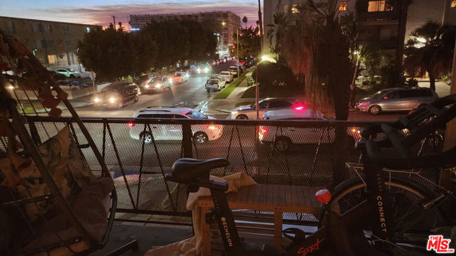4171 W 4th Street, Los Angeles CA: https://media.crmls.org/mediaz/f9d1a5e1-cbe4-41b3-ad1c-1825ae96f5f0.jpg