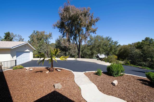25311 Jesmond Dene Road, Escondido CA: https://media.crmls.org/mediaz/f9d1b38c-feee-4cbc-a502-63ad0a1aaf6f.jpg