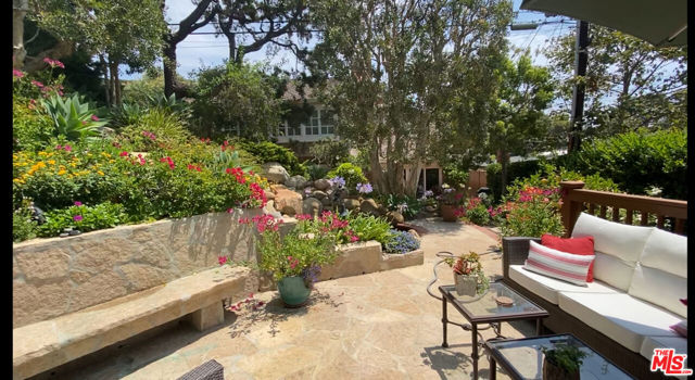 747 Jacon Way, Pacific Palisades CA: https://media.crmls.org/mediaz/f9d1fa96-778a-4f76-bc48-61303444bc66.jpg