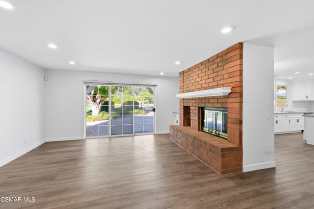 6945 Via Alba, Camarillo CA: https://media.crmls.org/mediaz/f9d2247c-2391-4660-8e57-ef925c31a93e.jpg