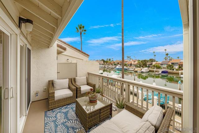 94 Kingston Ct W, Coronado CA: https://media.crmls.org/mediaz/f9d24055-3ab9-419b-b904-c08d49191263.jpg