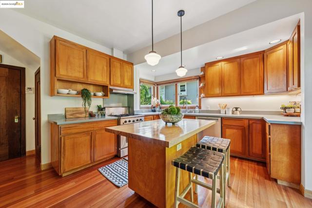 1309 Arch St, Berkeley CA: https://media.crmls.org/mediaz/f9d26fba-893e-4688-b8ee-2d5b5ebea5d8.jpg