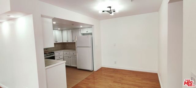 108 W Maple Street, Glendale CA: https://media.crmls.org/mediaz/f9d2f5ff-e4ee-444b-af1b-0ea80d954e75.jpg