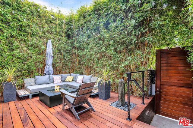 749 Oxford Ave Avenue, Venice CA: https://media.crmls.org/mediaz/f9d36139-705a-4cbb-b41e-40a5c146884d.jpg