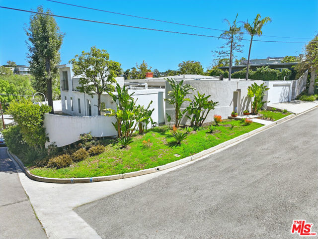 2442 Green View Place, Los Angeles CA: https://media.crmls.org/mediaz/f9d629be-be7e-4be8-95d1-2cd5948ac440.jpg