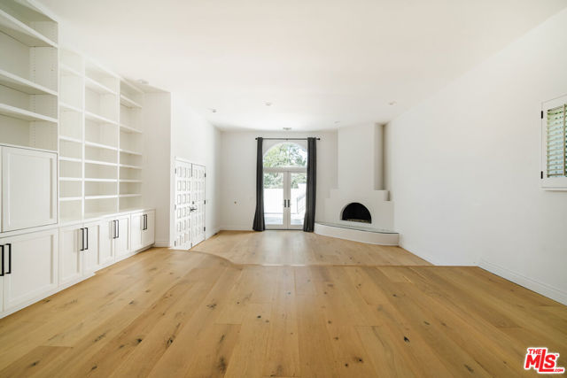 609 21st Place, Santa Monica CA: https://media.crmls.org/mediaz/f9d63e1b-458b-4644-84e4-9cac4c2d3fc8.jpg