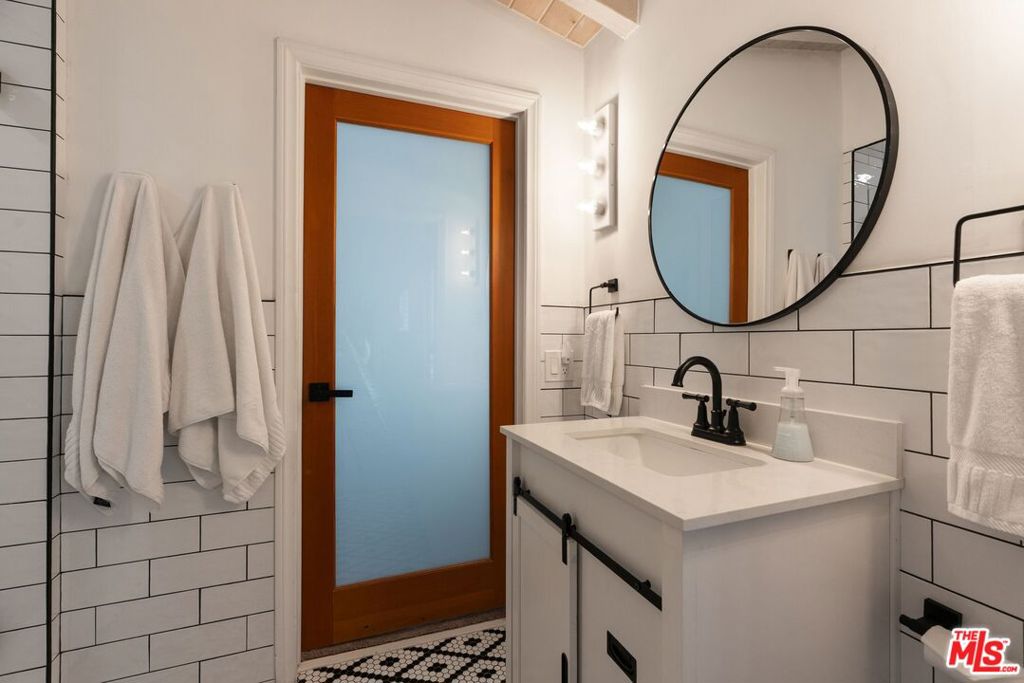 https://media.crmls.org/mediaz/f9d6618e-f2b0-425a-9f99-44107f0db817.jpg?preset=X-Large