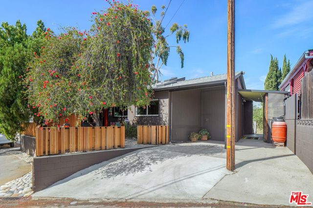 1865 UPPERTON Avenue, Los Angeles CA: https://media.crmls.org/mediaz/f9d79267-f3f4-4045-b356-26a76eeef2e7.jpg