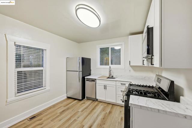 2430 27th Ave Unit D, Oakland CA: https://media.crmls.org/mediaz/f9d99118-7cc1-47b6-aa37-01f78dbe34a7.jpg