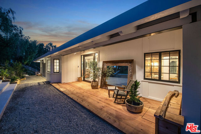 25010 Jim Bridger Road, Hidden Hills CA: https://media.crmls.org/mediaz/f9da3c5b-d703-4dc0-8cdb-d9e8a75569bb.jpg