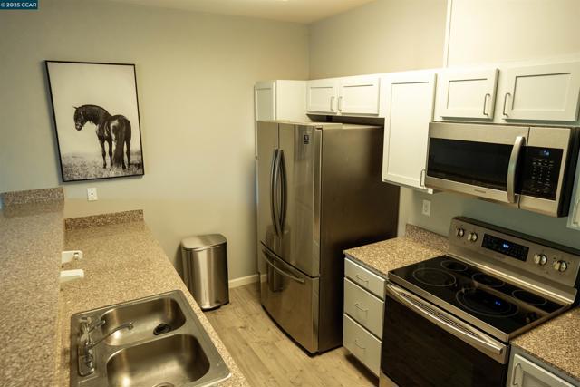 4200 E Commerce Way, Sacramento CA: https://media.crmls.org/mediaz/f9dad3af-a387-402c-a339-394734728a3d.jpg